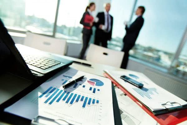 Economía y Finanzas <br> Los mejores profesionales en UDE 14 finanzas