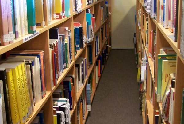 Estudiantes de Diseño participaron de talleres en Buenos Aires 9 biblioteca-pasillo