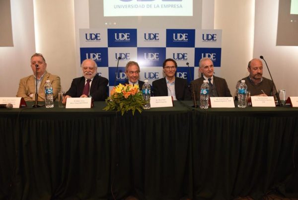 Gestión Logística en Centros de Salud otro exitoso Seminario 14 ISALUD UDE Colonia Logística Salud Mesa de Apertura Msc Sequeira Dr Torres Dr Glanc Ing Meerhoff Mag Jenc Dr. Mota