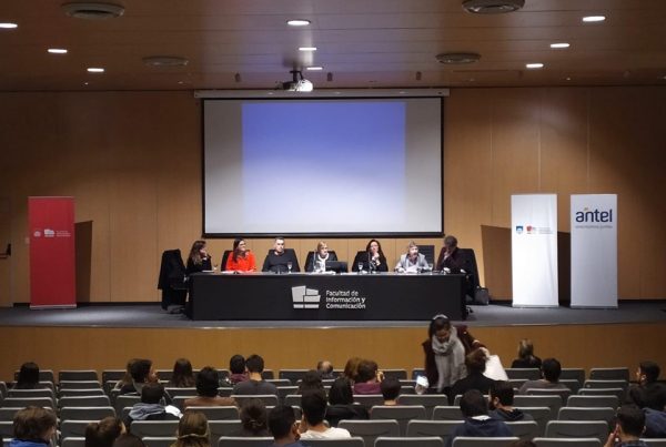 Primer Congreso de Investigadores en Publicidad <br> Activa participación de docentes de UDE 18 panel