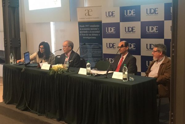 Eficacia y eficiencia <br> del gasto público en Uruguay 28 ACADECO Mesa redonda