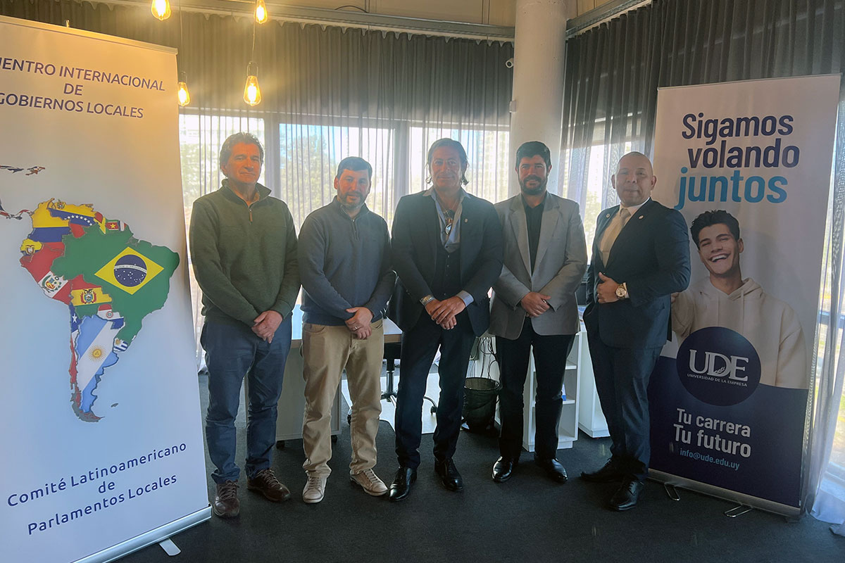 UDE Punta del Este firma de 1.500 becas