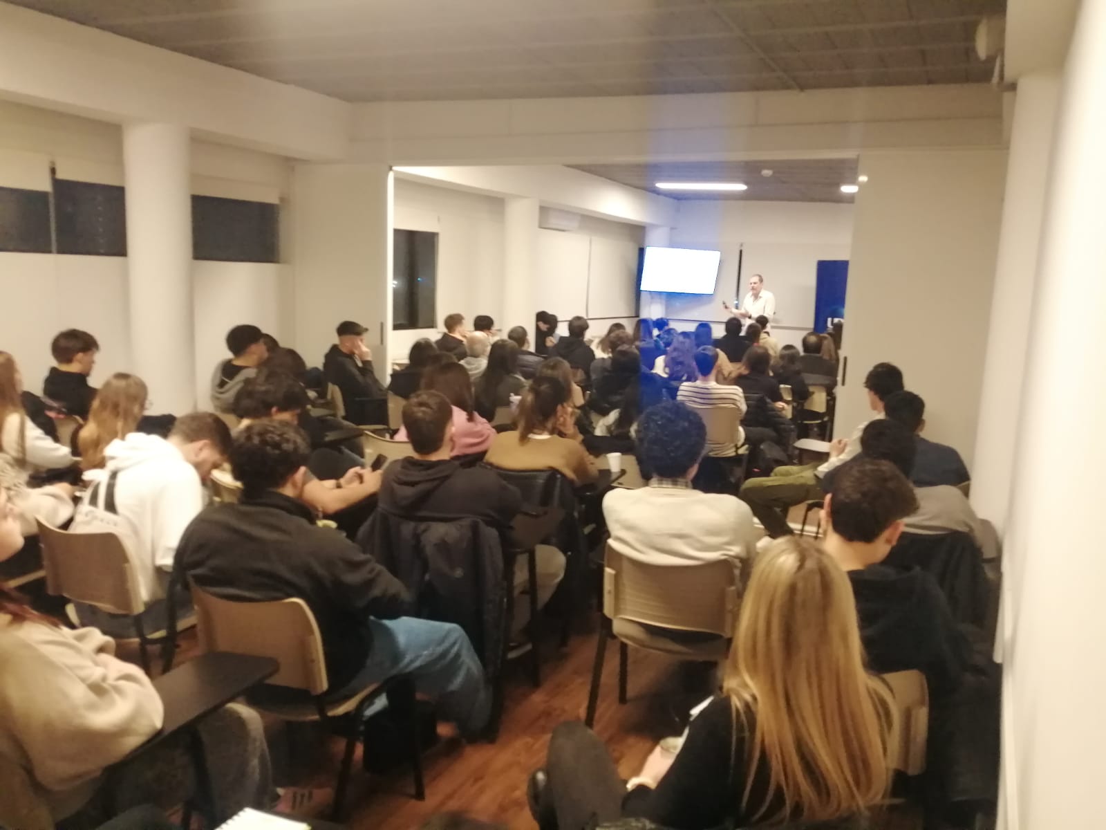 Auditorio colmado en la Sede Central de UDE Punta del Este