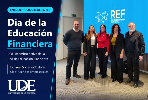 Portada del Día de la Educación Financiera: cinco representantes de UDE frente al logo de la Red de Educación Financiera, en el encuentro anual del lunes 5 de octubre