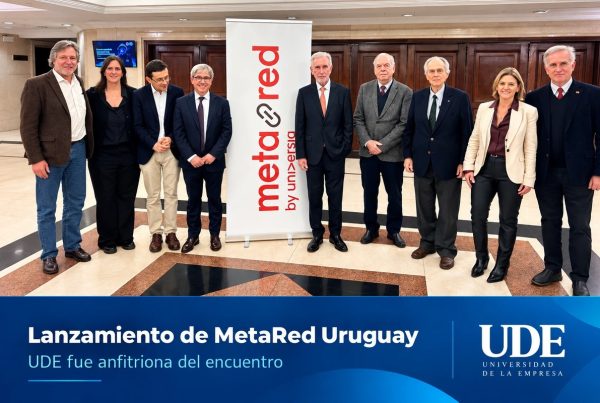 Autoridades universitarias junto al cartel de MetaRed en el lanzamiento de MetaRed Uruguay, con UDE anfitriona