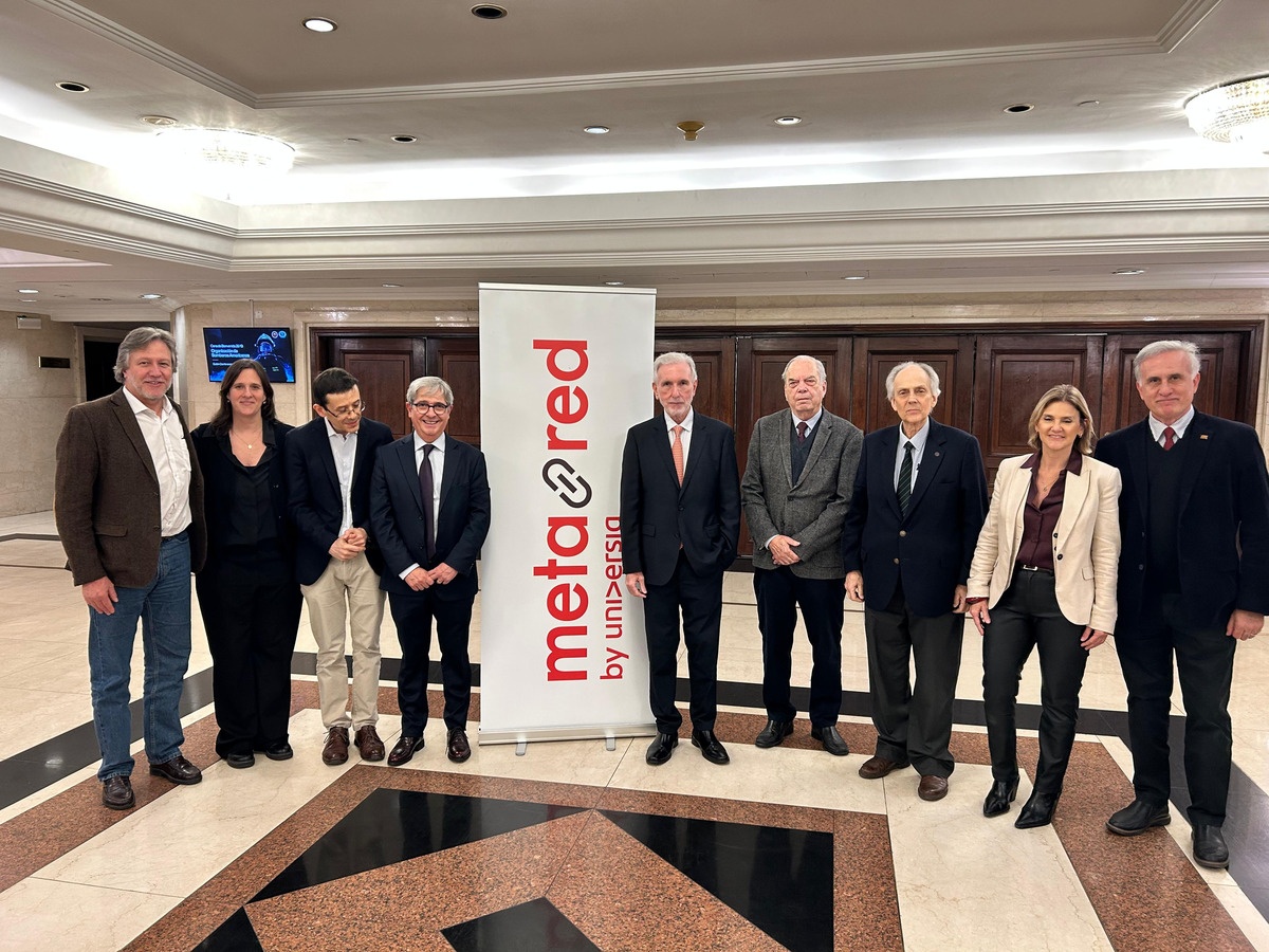Rectores de universidades privadas y de UTEC junto al cartel de MetaRed